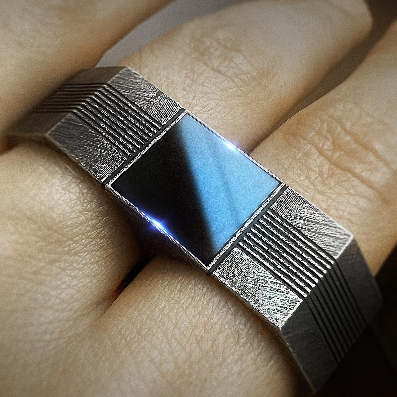 2 Finger Ring with Sci-Fi 1980s Vibes